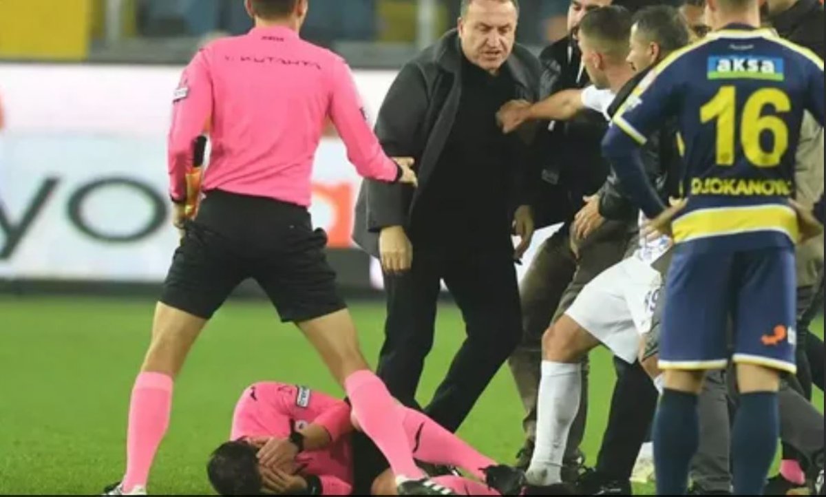 Скандал в турецком футболе: президент клуба избил судью на поле