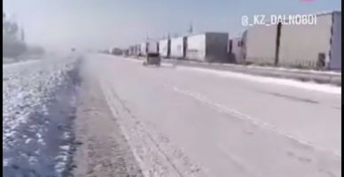 Километровые пробки из фур под Алматы: дальнобойщики просят помощи