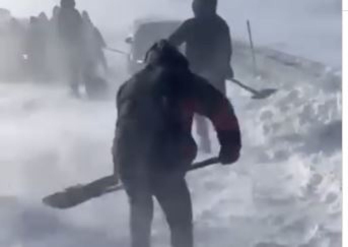 Жители Туркестанской области вынуждены были сами очищать международную трассу