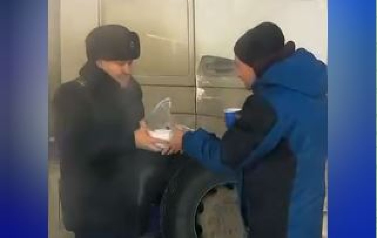 Горячим питанием и чаем угостили полицейские ВКО дальнобойщиков