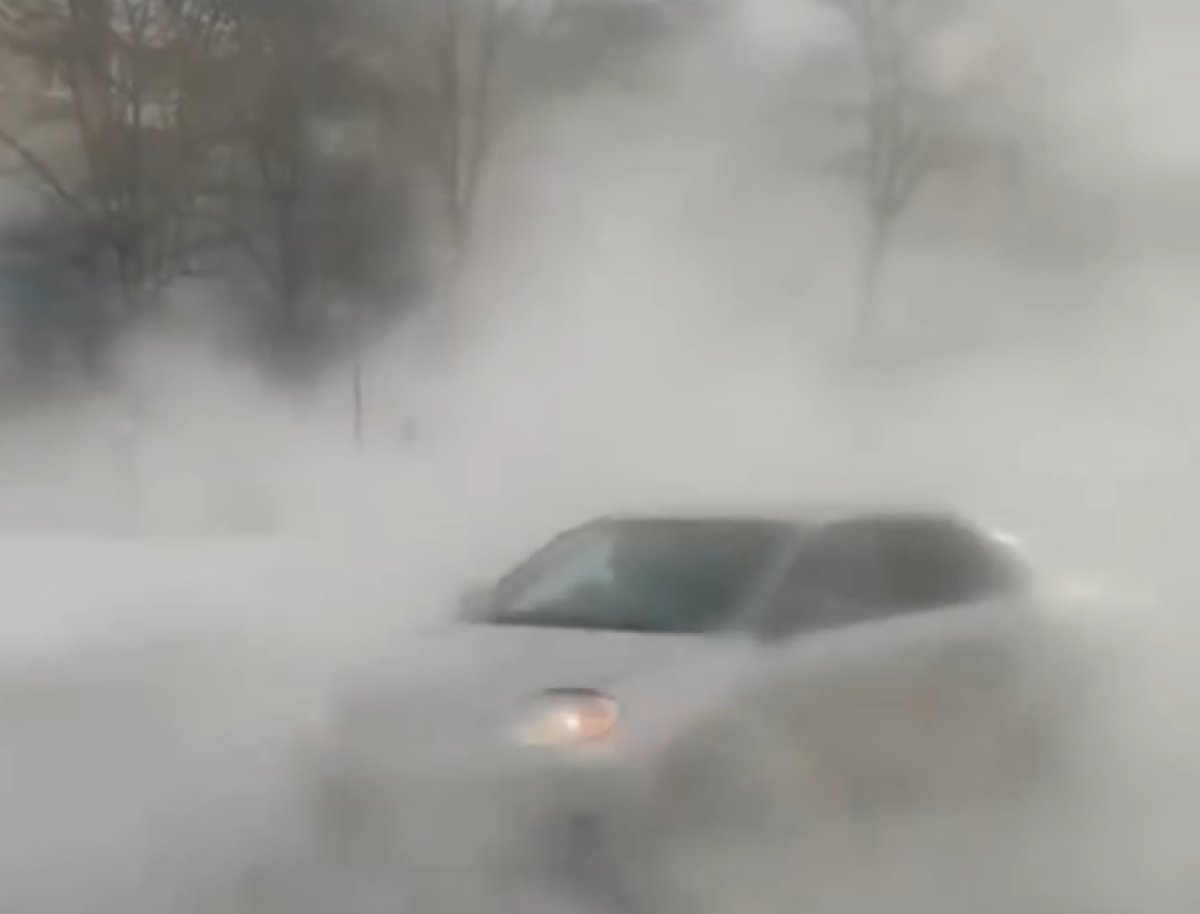 Кипятком залило улицу из-за аварии на теплотрассе