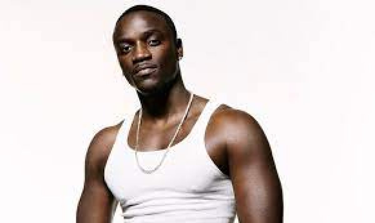 Akon Алматыға келді: әртісті барабанмен қарсы алды