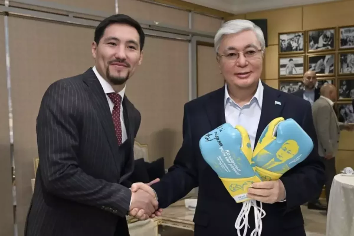 Жәнібек Әлімханұлы Тоқаевқа бокс қолғабын сыйға тартты