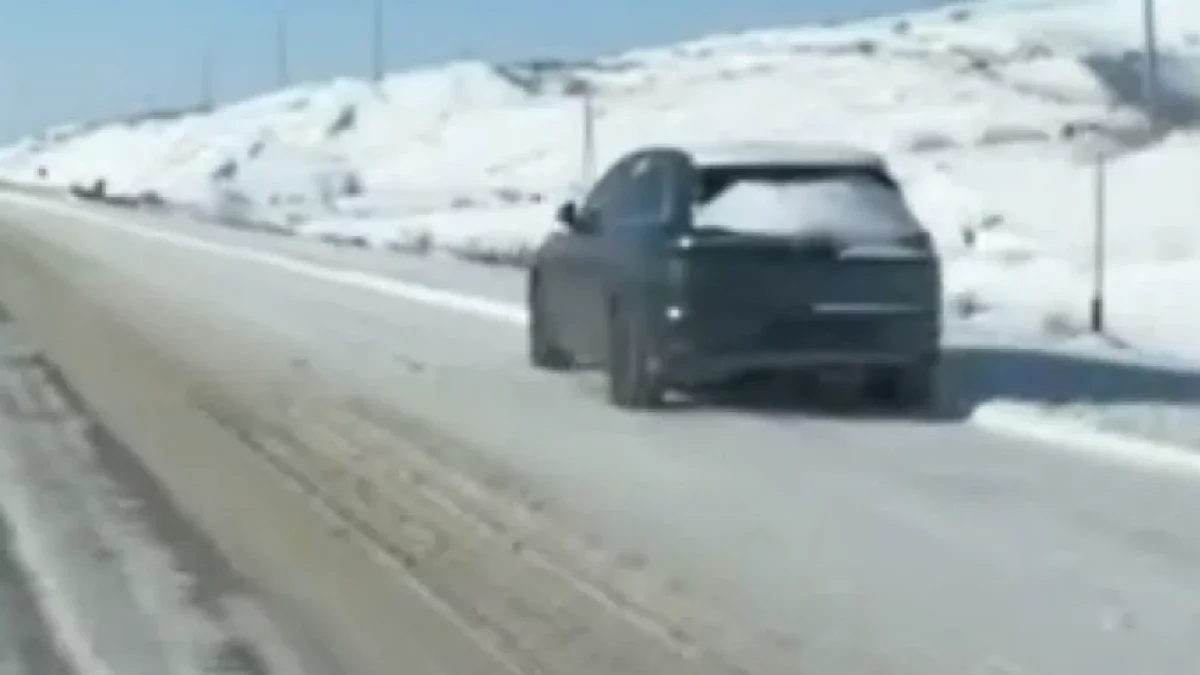 Аязда жолда қатып қалған электромобильдердің видеосы тарады