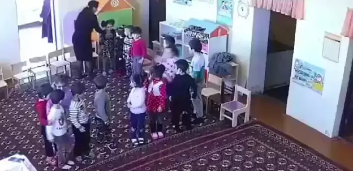 Өзбекстанда балаларды теуіп, таяқпен ұрған балабақша қызметкері жұмыстан қуылды