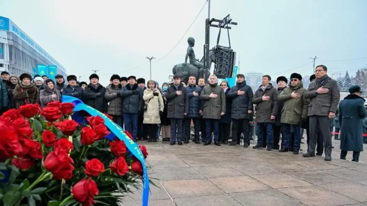 Алматылықтар Тәуелсіздік монументіне гүл шоқтарын қойды