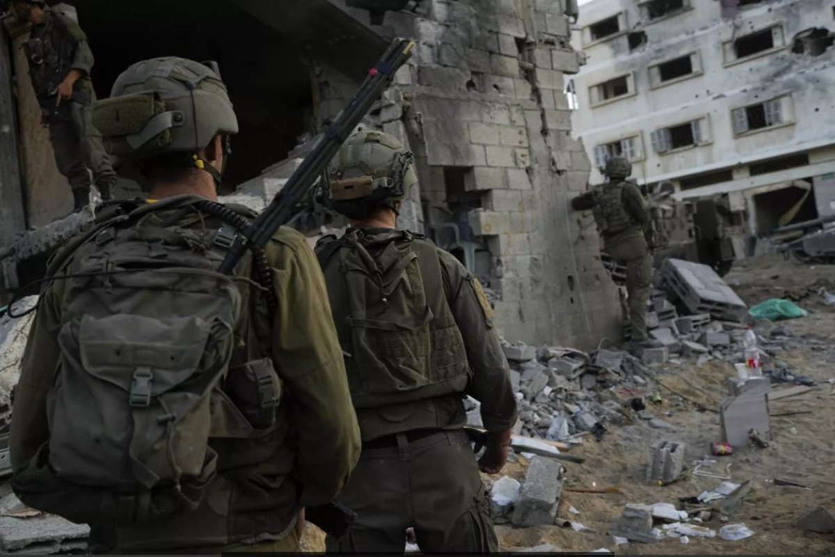 Армия Израиля заявила о рейдах в школах в секторе Газа