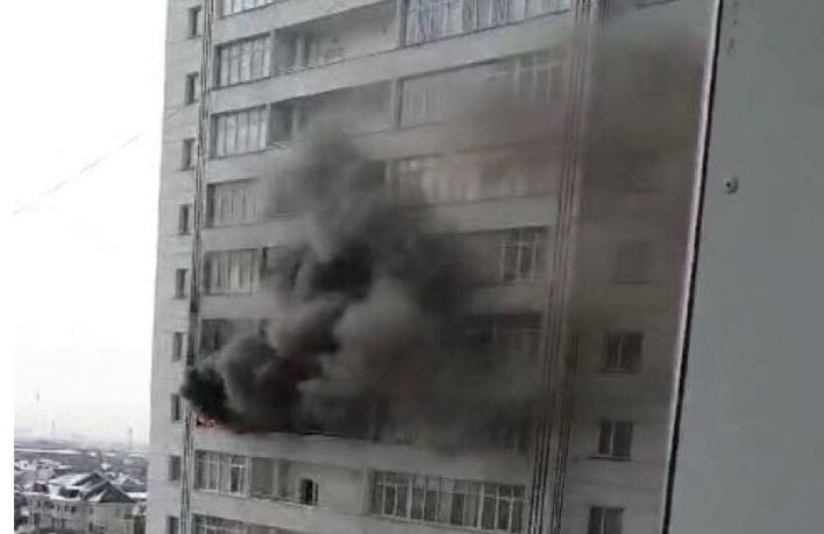 Многоэтажка загорелась в Шымкенте: двух человек спасли
