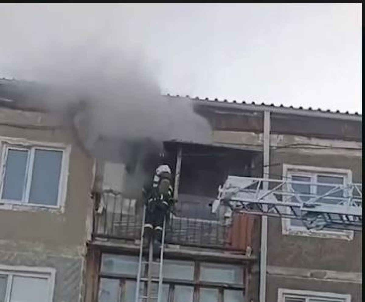Из горящей квартиры в Павлодаре спасли ребенка