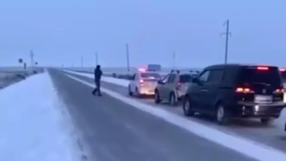 "150-ден астам көлік жеткізілді": Атырауда полицейлер қолайсыз ауа райы салдарынан жолда қалған көліктерді жөнелтуге көмектесті
