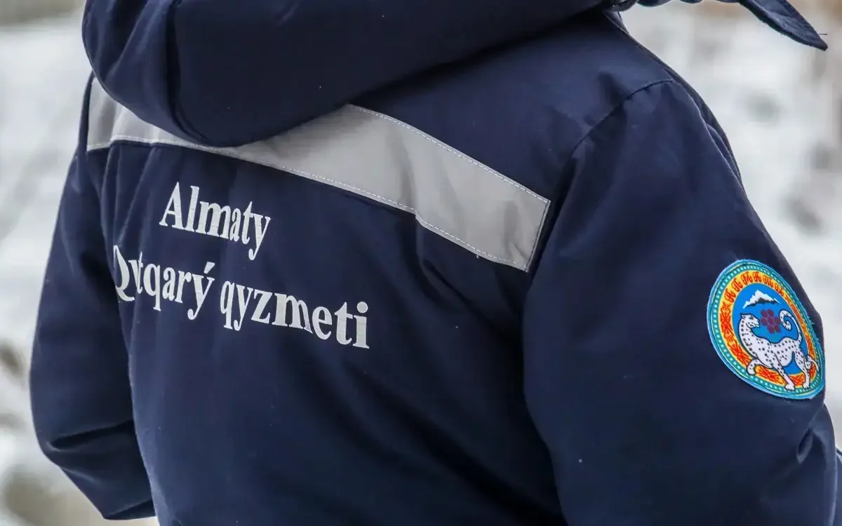 Алматыда жанып жатқан пәтерден 63 жастағы зейнеткер құтқарылды