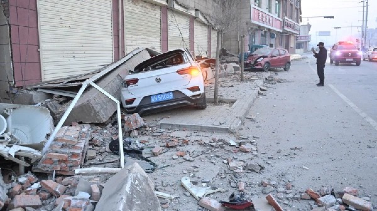 Число жертв землетрясения в Китае достигло 118 человек