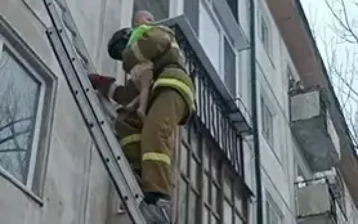 Өрт шыққан пәтерде екі бала қалып қойған