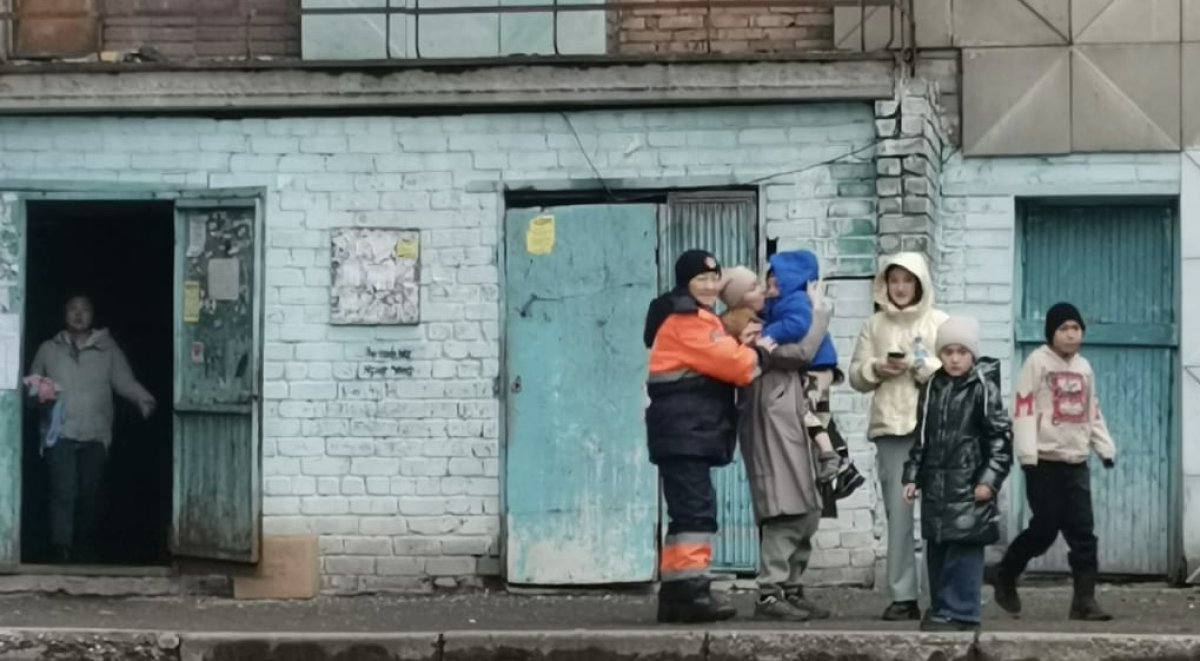 15 человек спасли из горящей многоэтажки в Усть-Каменогорске