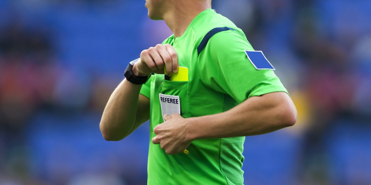 Түркияда тағы дау: футболшылар төрешінің мұрнын сындырып тастады