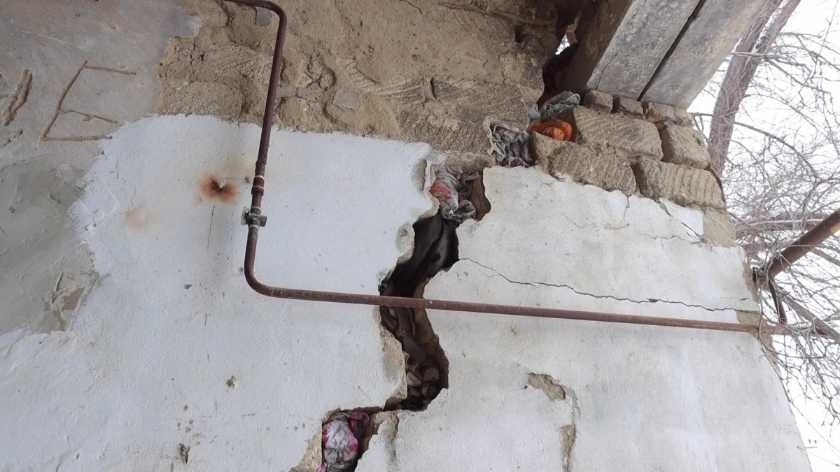 Атырау облысының  Құлсары қаласында 20 отбасы қабырғасы  қақ айырылған үйде тұрып жатыр