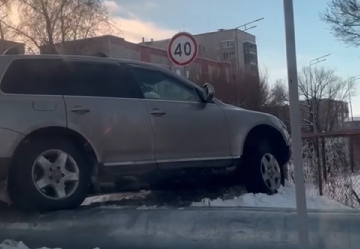 Внедорожник «влетел» на трубы теплотрассы в Петропавловске (ВИДЕО)