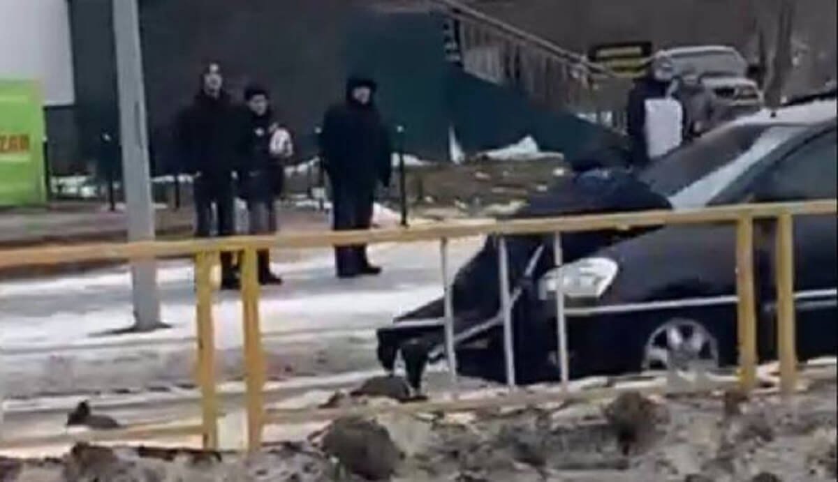 Жүргізуші полиция қызметкерін 50 метрге дейін капоттың үстінде сүйреген