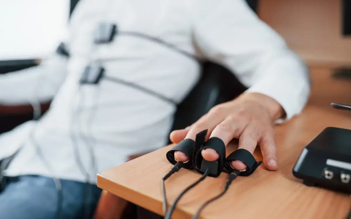 Қырғызстанда мемқызметке орналасушыларды жалған сөз детекторымен тексермек