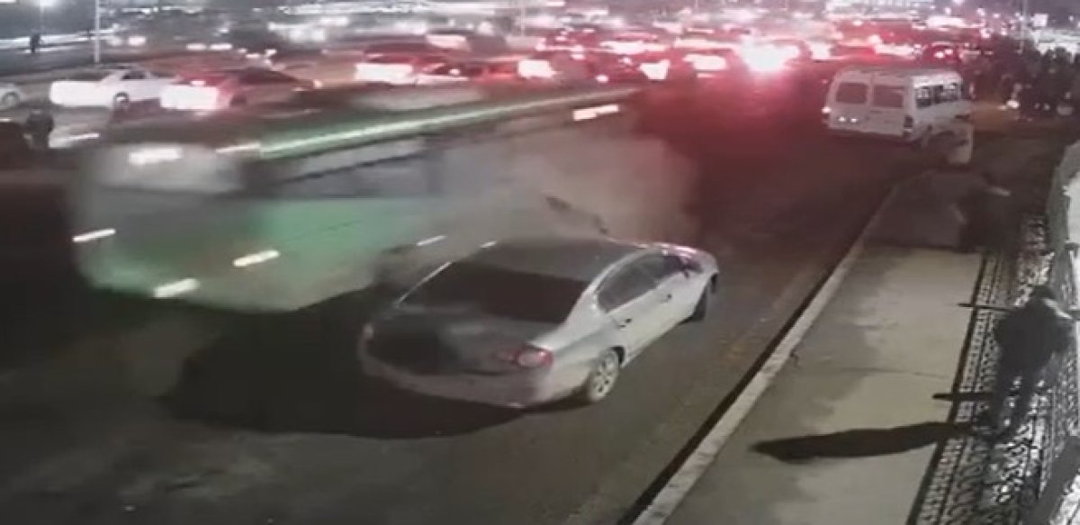 Момент смертельного ДТП с автобусом в Алматы попал на видео