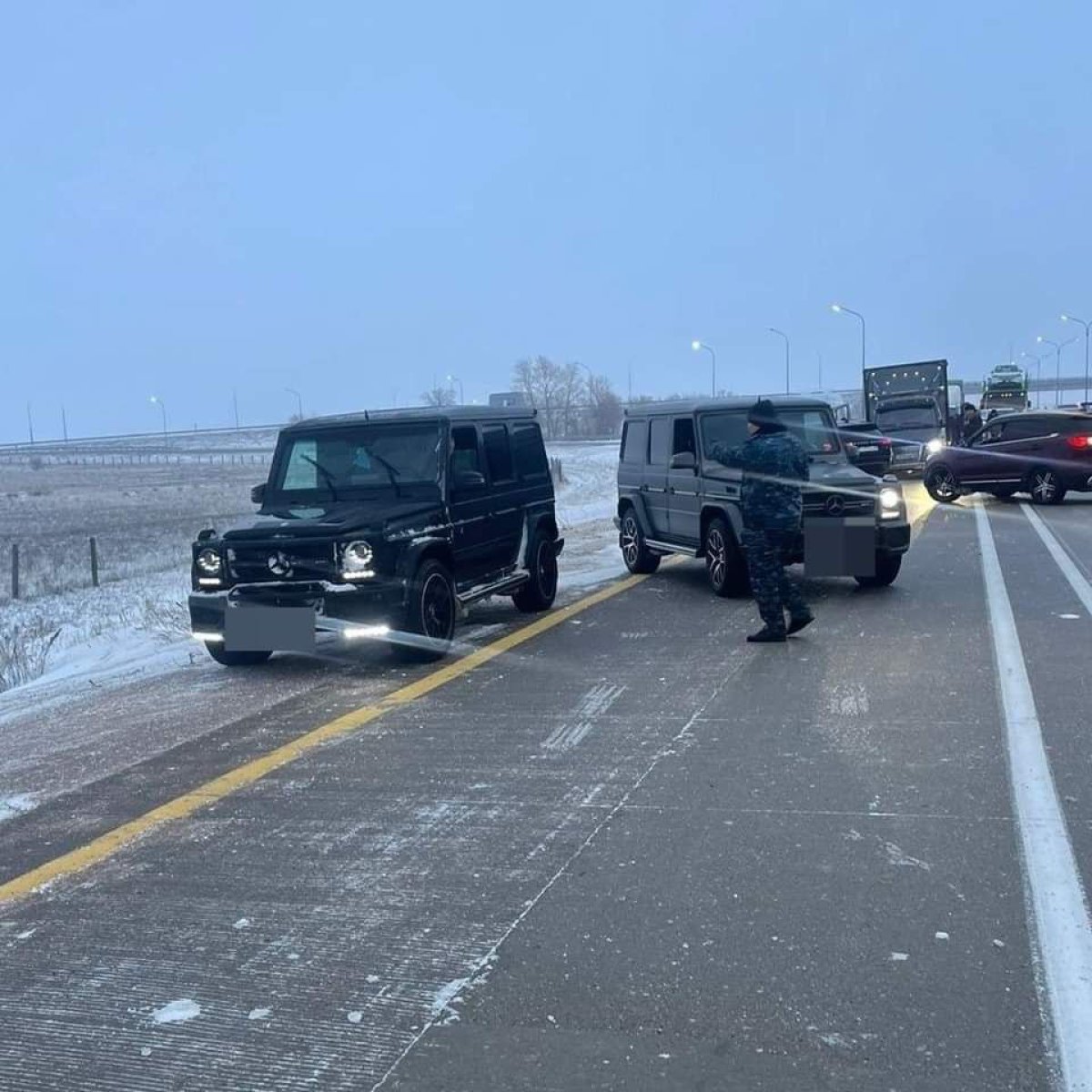 Двое астанчан на "Гелендвагенах" прорвались через кордон полиции на закрытой трассе и попали под арест