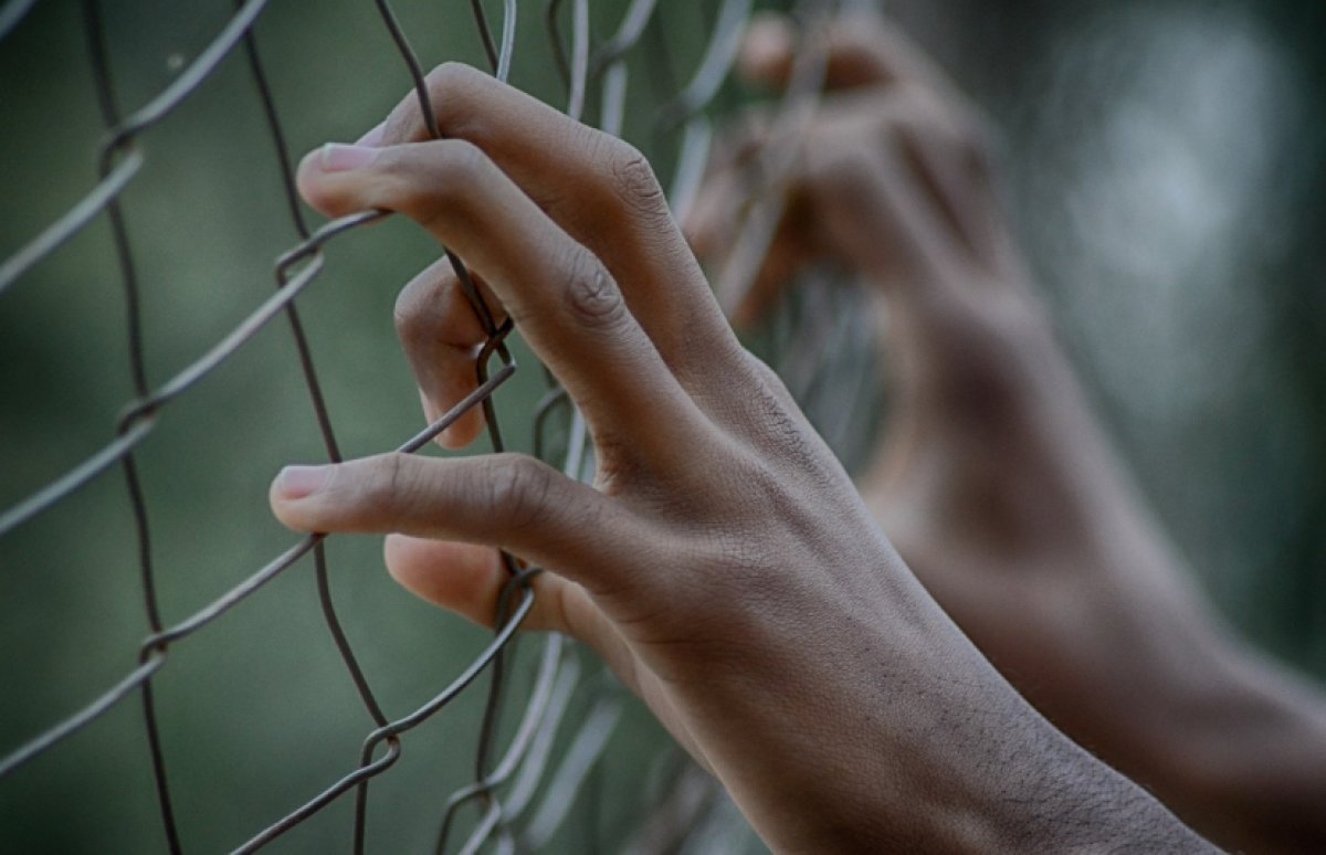 Женщина пыталась пронести деньги заключенному в Уральске