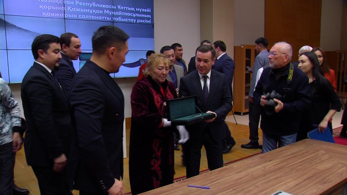 Балуан Қ. Мұңайтпасұлының құнды жәдігері "Джамбия" қанжары ұлттық музейге тапсырылды