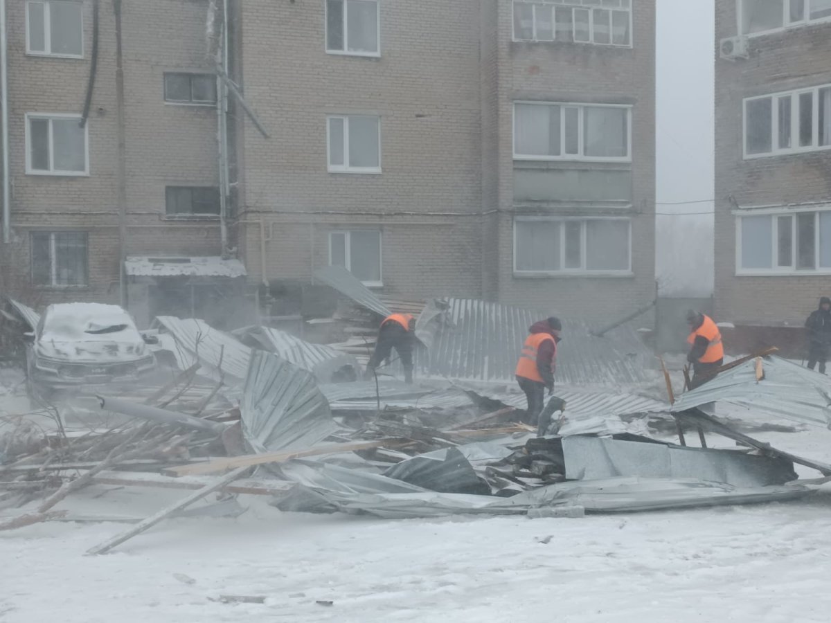 Крышу многоэтажки снесло ветром в Костанае