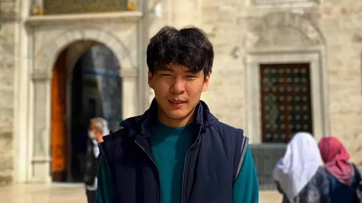 "Қасында отырып, сырласып үлгердім": Айгүл Иманбаеваның ұлы желіде марқұм атасына жазба арнады