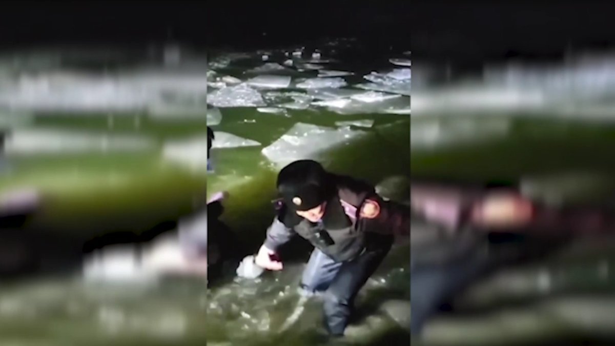 Атырауда полицейлер суға батқан әйелді құтқарып қалды