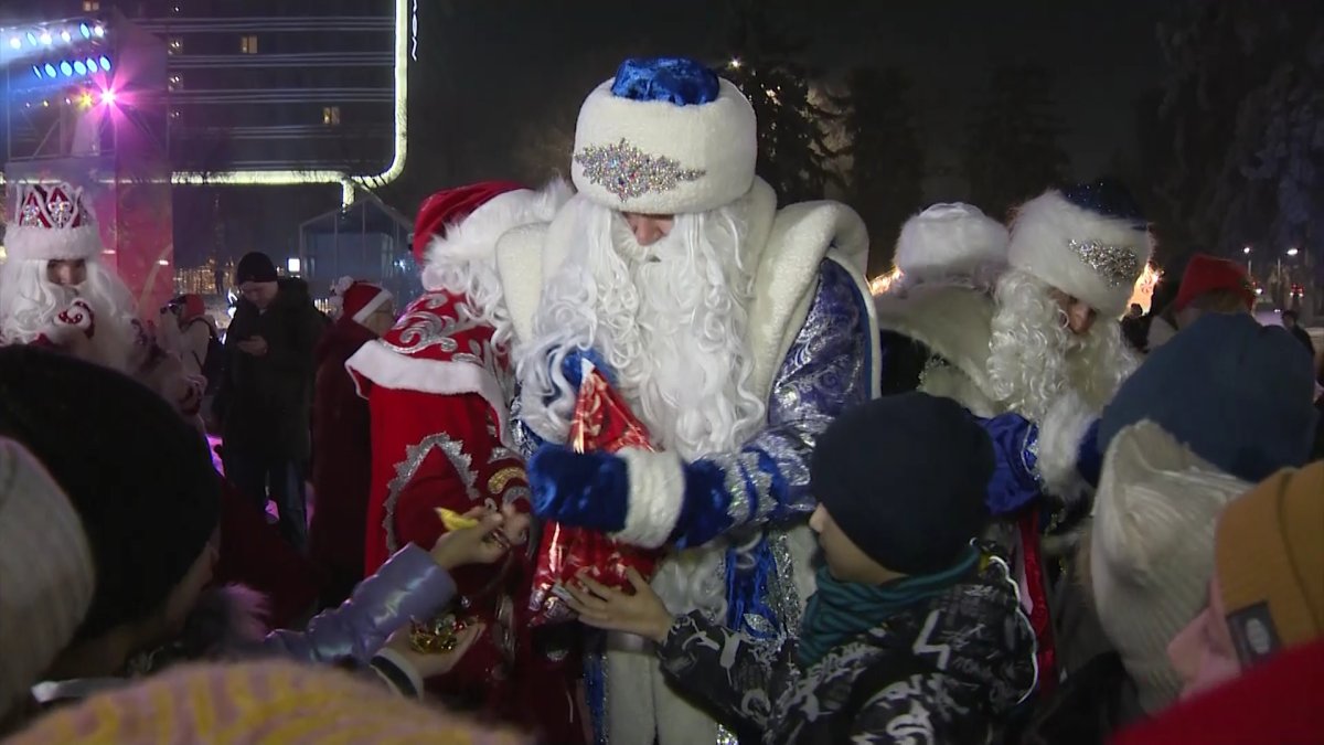 Полсотни Дедов Морозов прошли по улицам Алматы