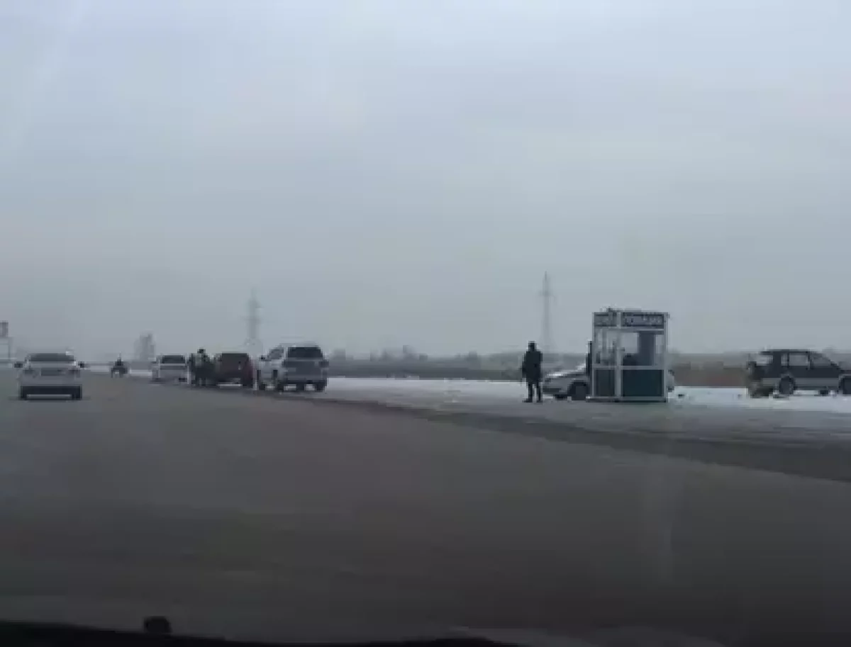Ақтөбеде көлік инспекциясы қызметкерін тасжолда бірден екі жүк көлігі қағып кеткен