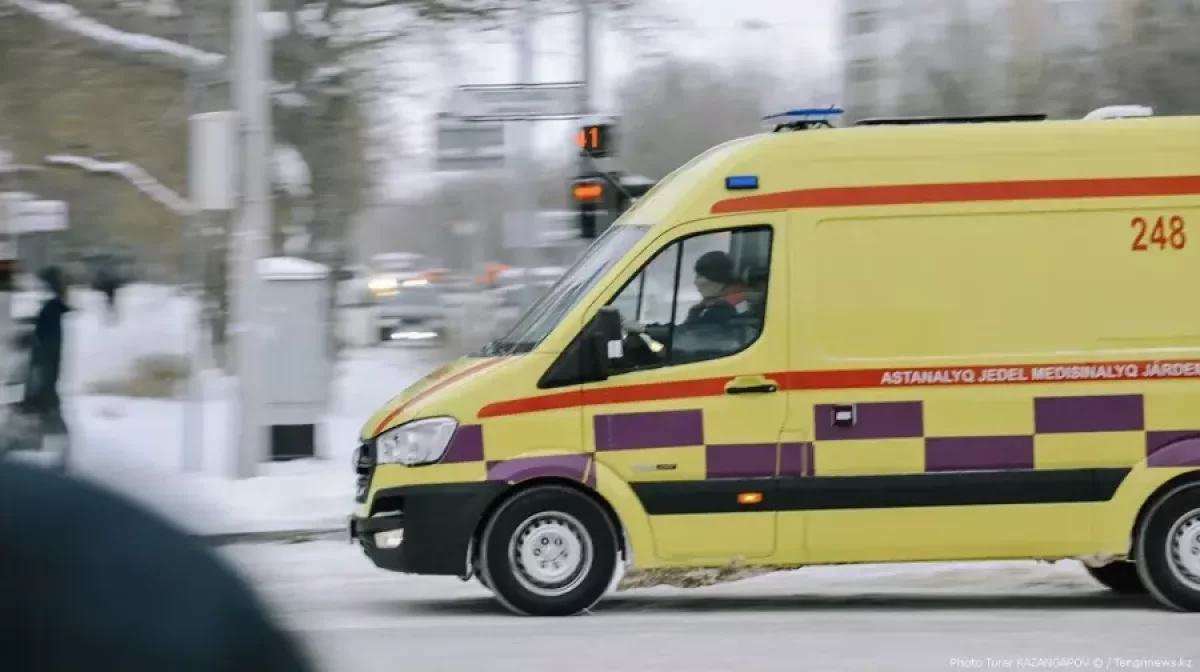 Астанада ұстамасы басталған ер адам тротуарға құлады