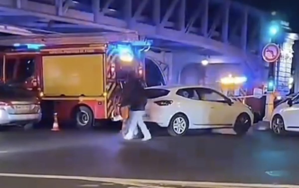 Мужчина напал на туристов у Эйфелевой башни: один убит, двое ранены