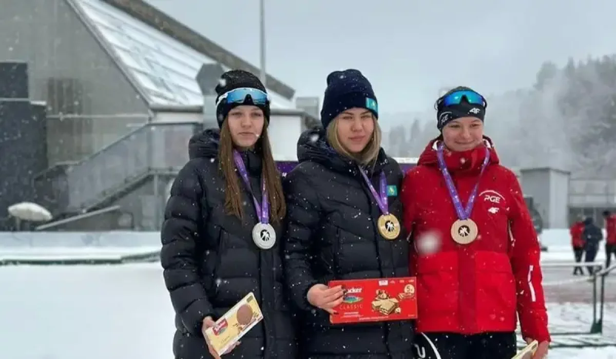 Инесса Шумекова мен Арина Ильященко конькимен жүгіруден бір қашықтықта жүлдегер атанды