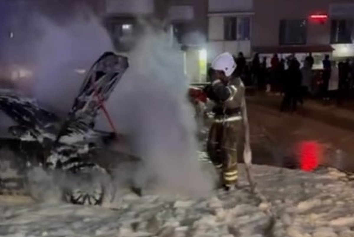 Астанчанина едва успели вытащить из горящего авто