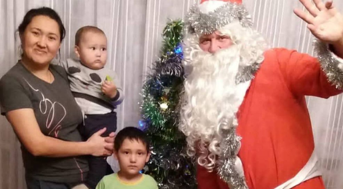 Дед Мороз с 30-летним стажем: акмолинский педагог каждый год становится волшебником для сельчан