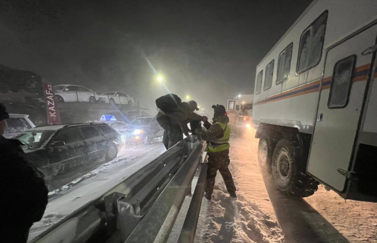 Полтысячи казахстанцев спасли за сутки из заносов
