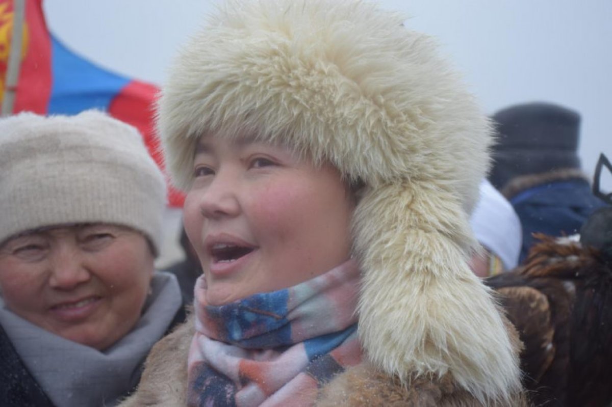 Рекорд орнатқан бүркітші қызды үш мыңдай турист үйіне іздеп барған