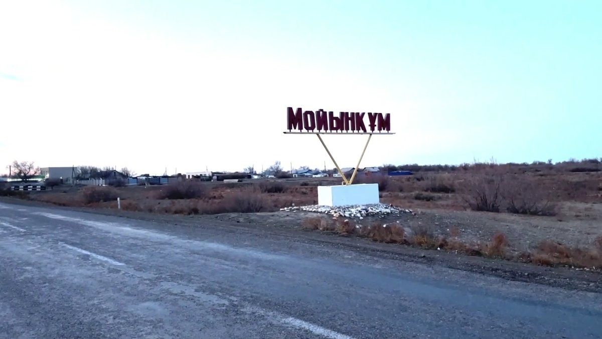 Жамбыл облысының тұрғындары көлдің суын ішіп отыр