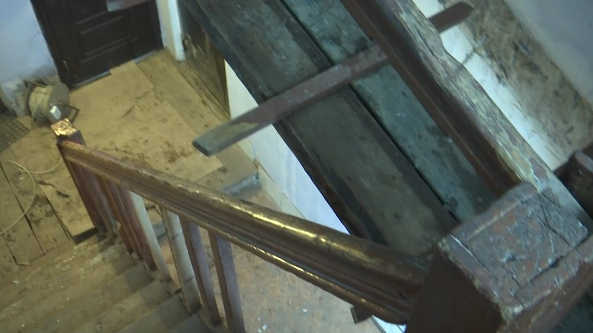 Актюбинка рухнула вместе с лестницей в многоквартирном доме