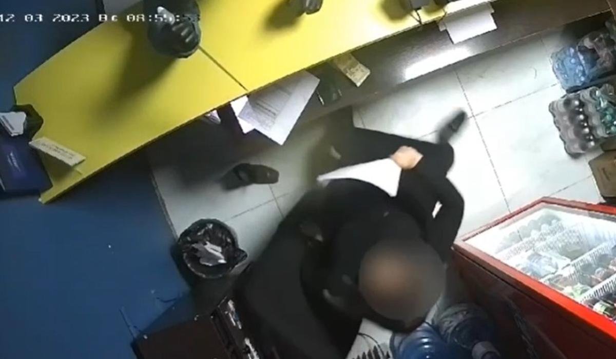 Атырауда ер адам пышақпен букмекерлік кеңсеге шабуыл жасады