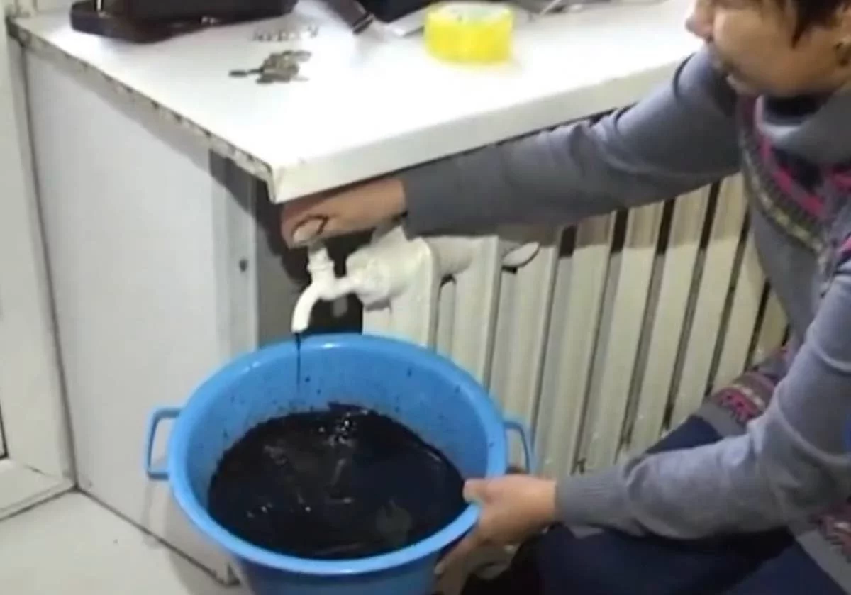 “Сасық иіс сезіледі”: Жылу батареяларынан судың орнына мазут ағып тұр