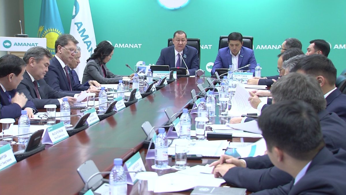 «AMANAT» партиясы жанындағы Өңірлік даму жөніндегі Республикалық кеңес  отырысында автомобиль жолдарын салу мәселелері қаралды