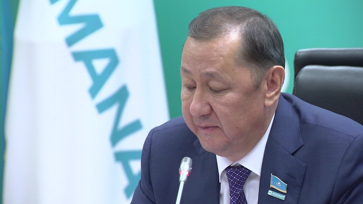 В "AMANAT" раскритиковали качество республиканских дорог и скорость их строительства