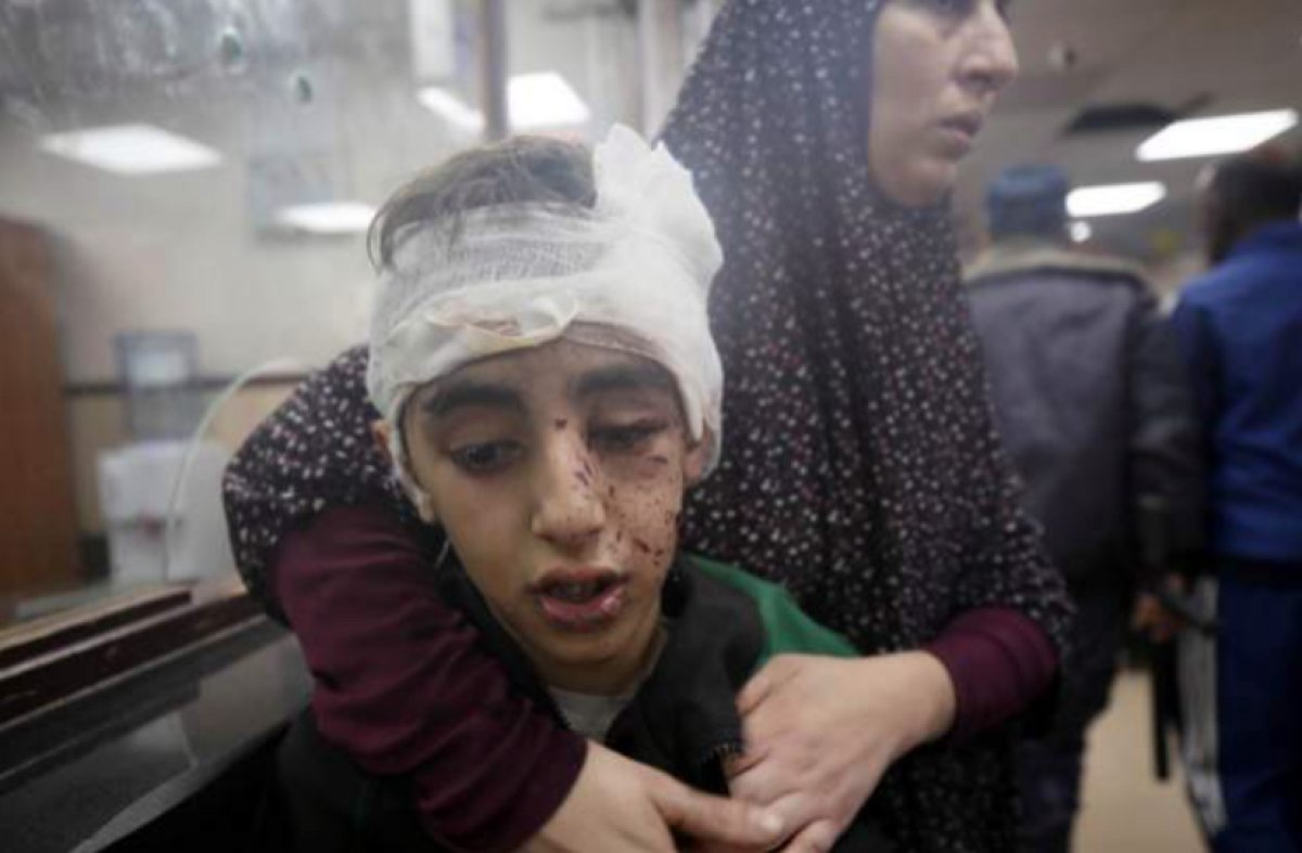 «Врачи без границ»: в Газе медики оперируют людей прямо на земле