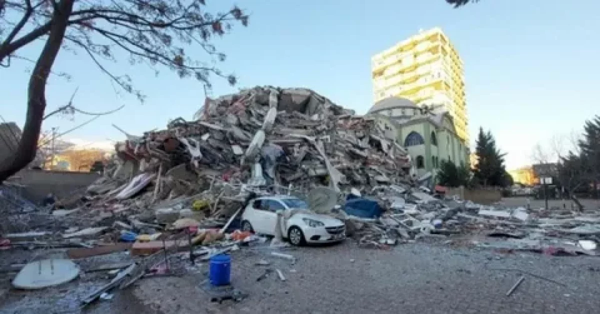 Түркияда ғимараттар мен дүкендерді тонап жатқан бұзақылар қатаң жазаланды