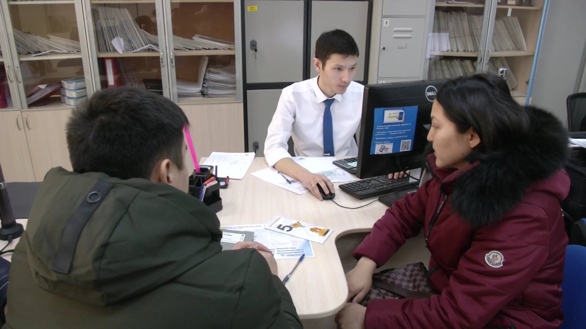 Баспаналы боламын деген жұрт түннен бері банктің алдын күзетті