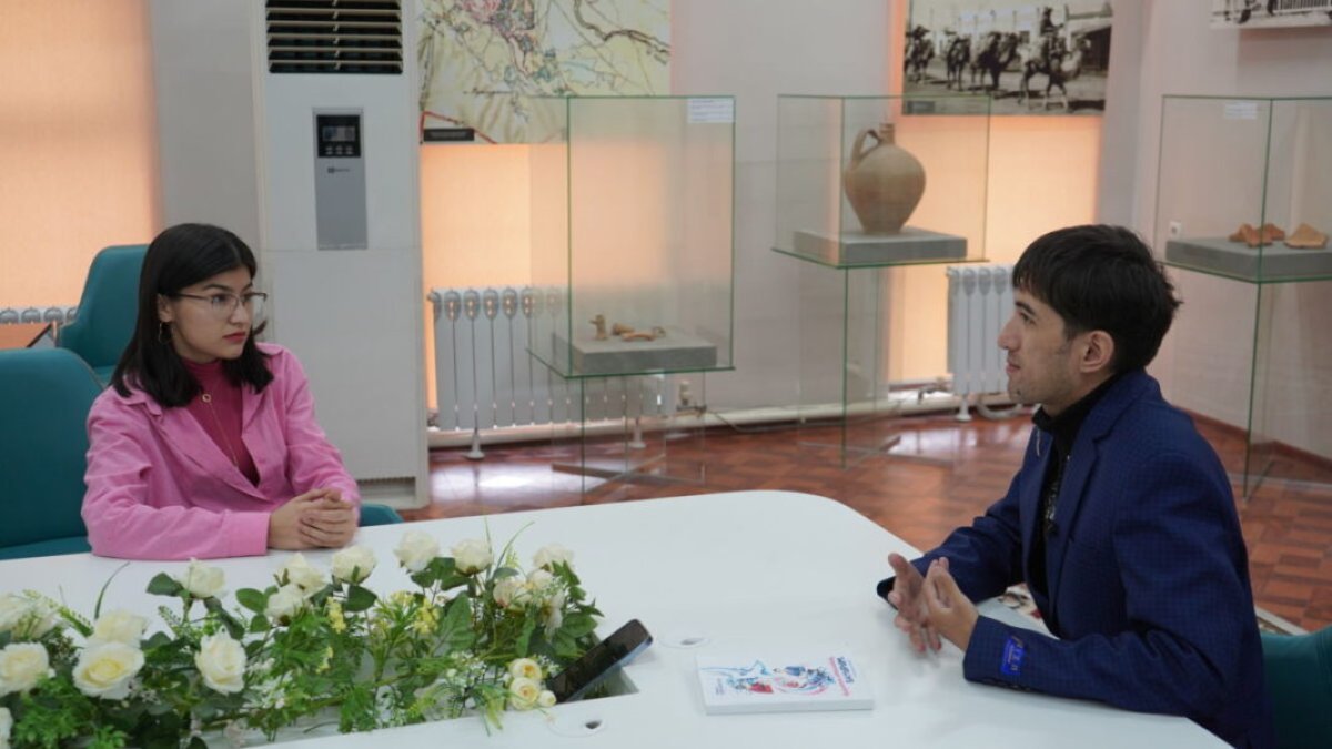 Туркестанец выучил 10 языков и прочитал более 68 тысяч книг