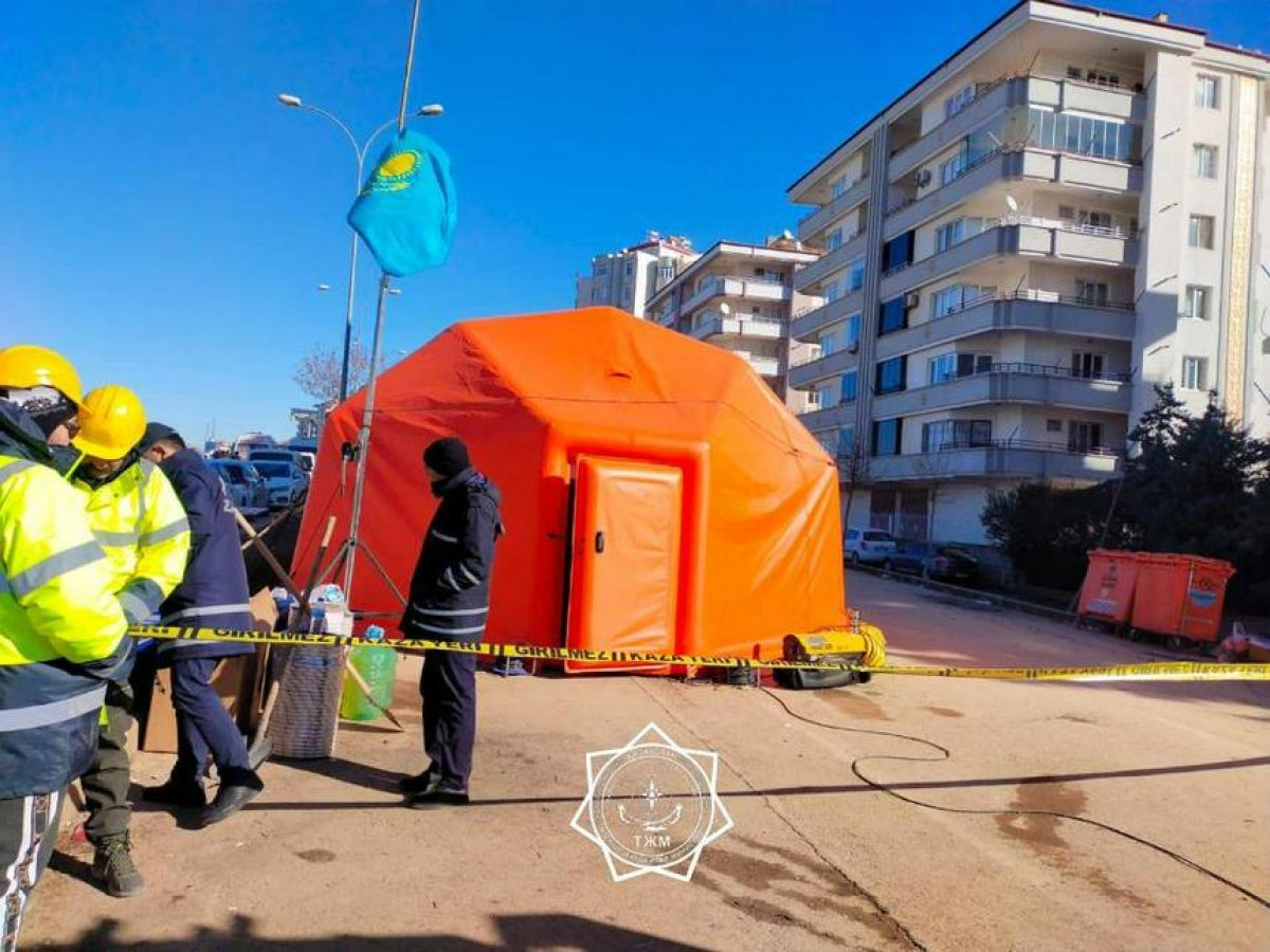 Қазақстан құтқарушылары Түркияда үйіндіден 26 адамды алып шықты, жетеуі – аман